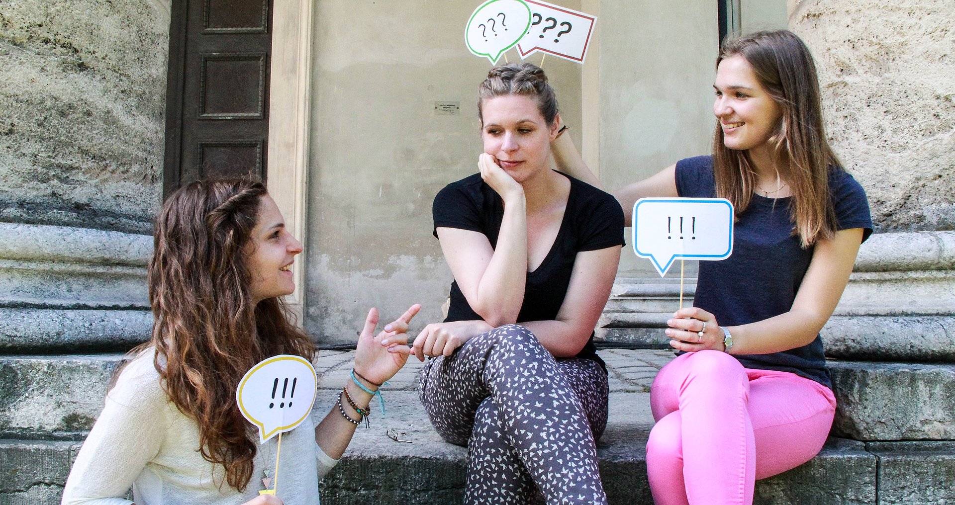 Zwei Studentinnen im Gespräch mit einer Studieninteressierten.