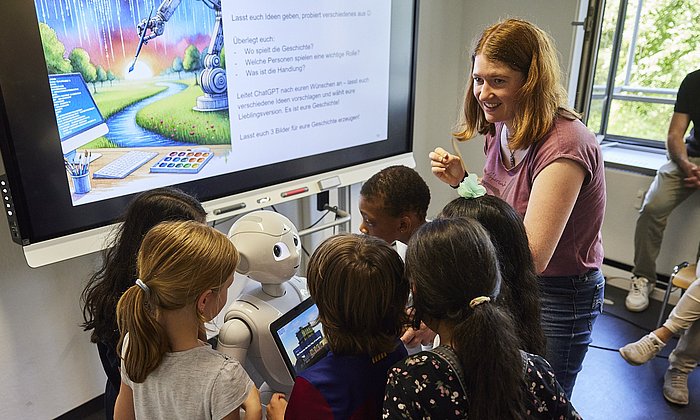Der Roboter Pepper im Mittelpunkt des Interesses der Schülerinnen und Schüler.