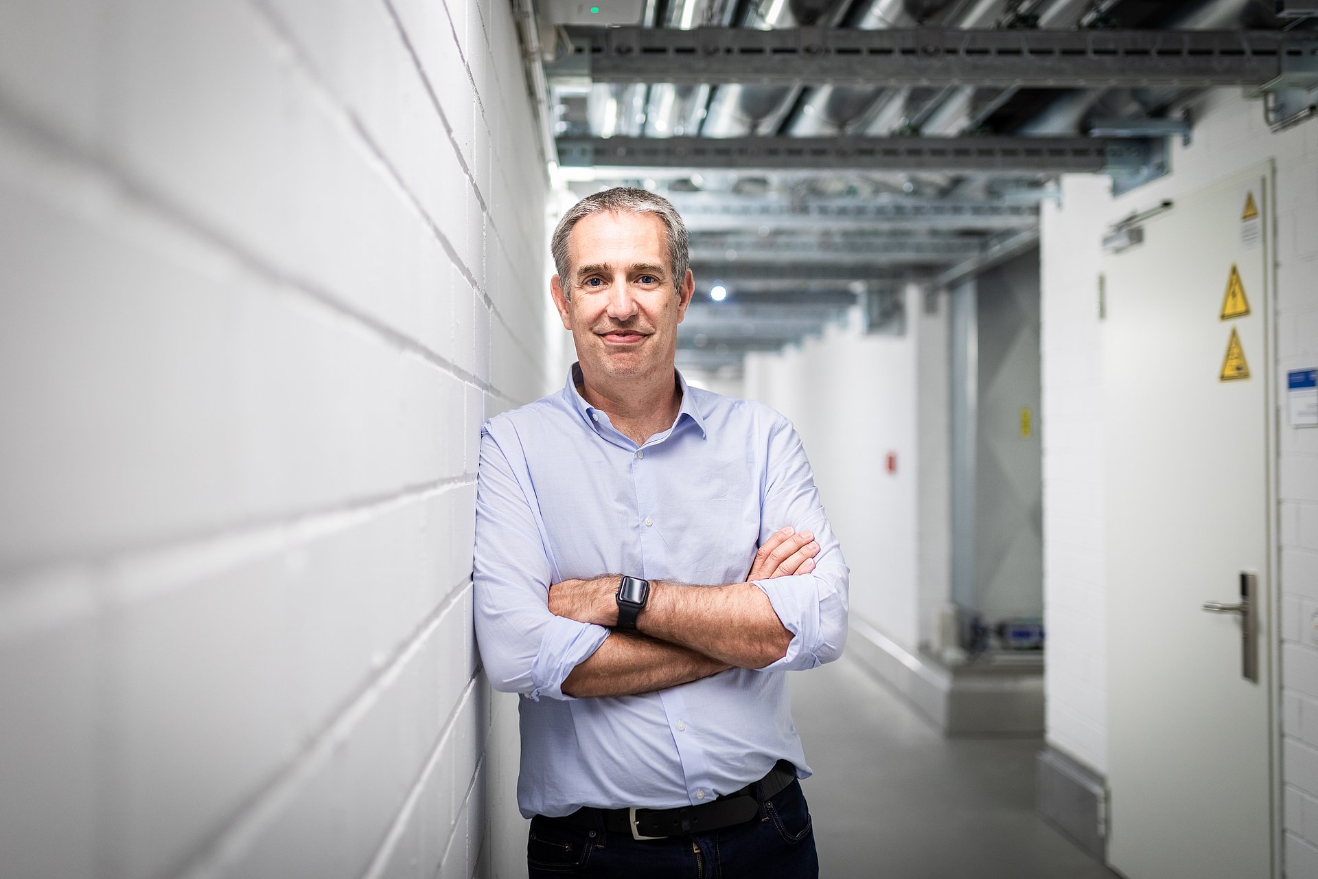 Portraitfoto von Prof. Dr. Daniel Rückert in einem Gebäude der TUM