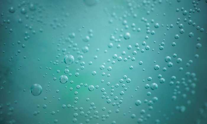Das Bild zeigt Luftblasen in Wasser.