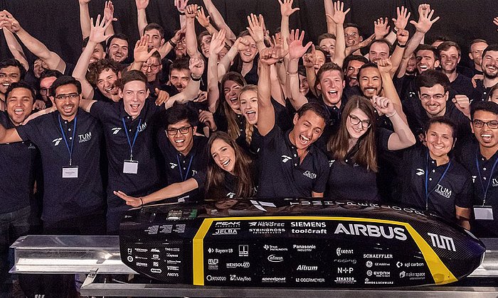 Das Team TUM Hyperloop mit dem neuen Pod.