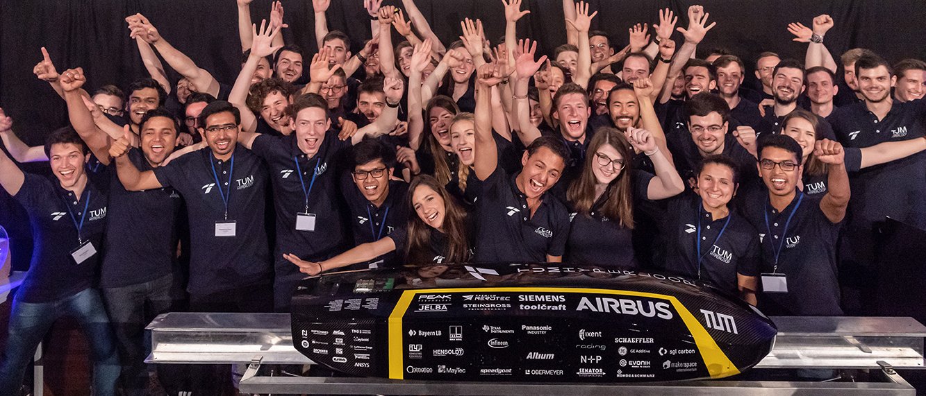 Das Team TUM Hyperloop mit dem neuen Pod.