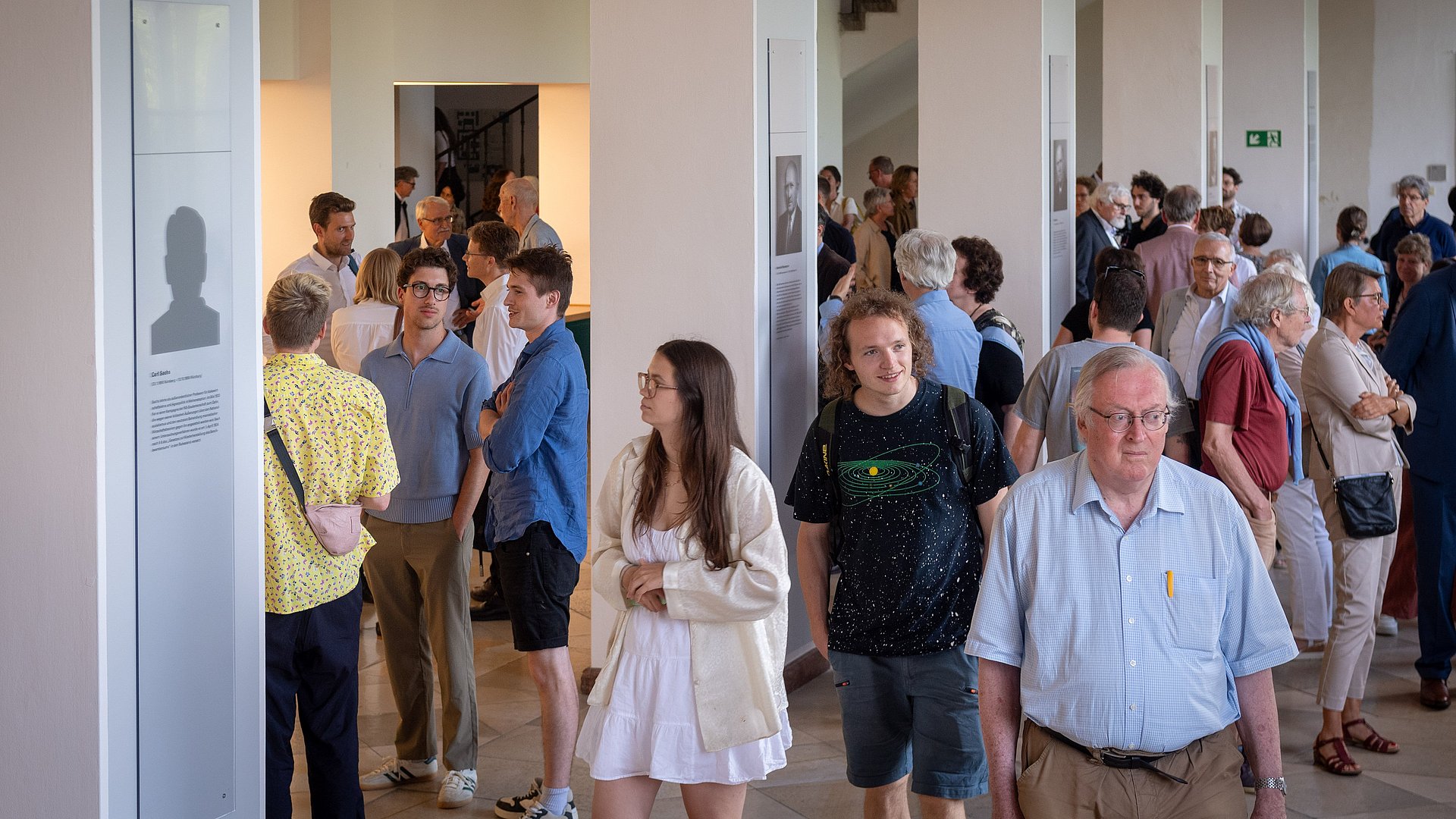 Besucherinnen und Besucher bei der Eröffnung des neuen Gedenkorts.