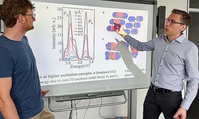 Prof. Frank Ortmann (re.) und Maximilian Dorfner diskutieren, wie organische Farbstoffmoleküledie Effizienz von organischen Solarzellen erhöhen können.