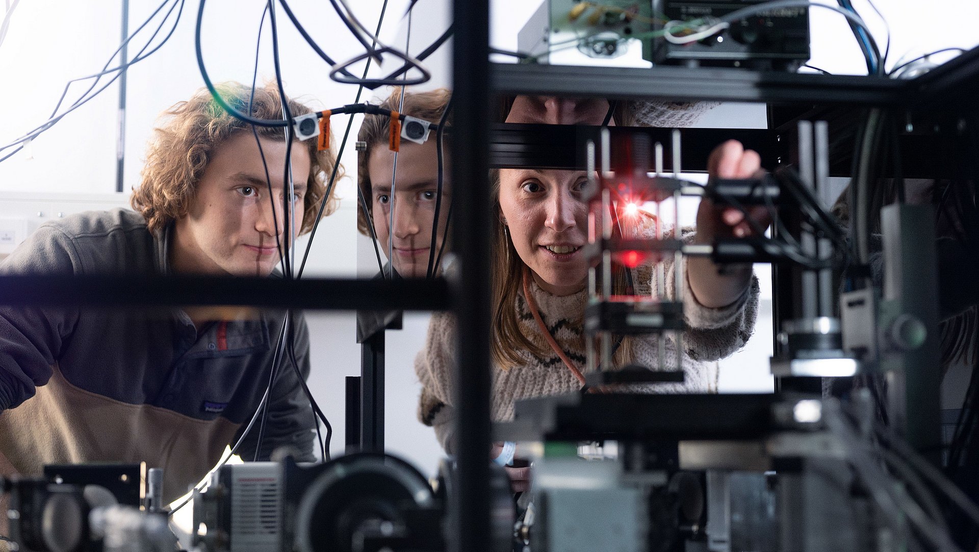 Forschende im Labor der zellulären Biophysik.