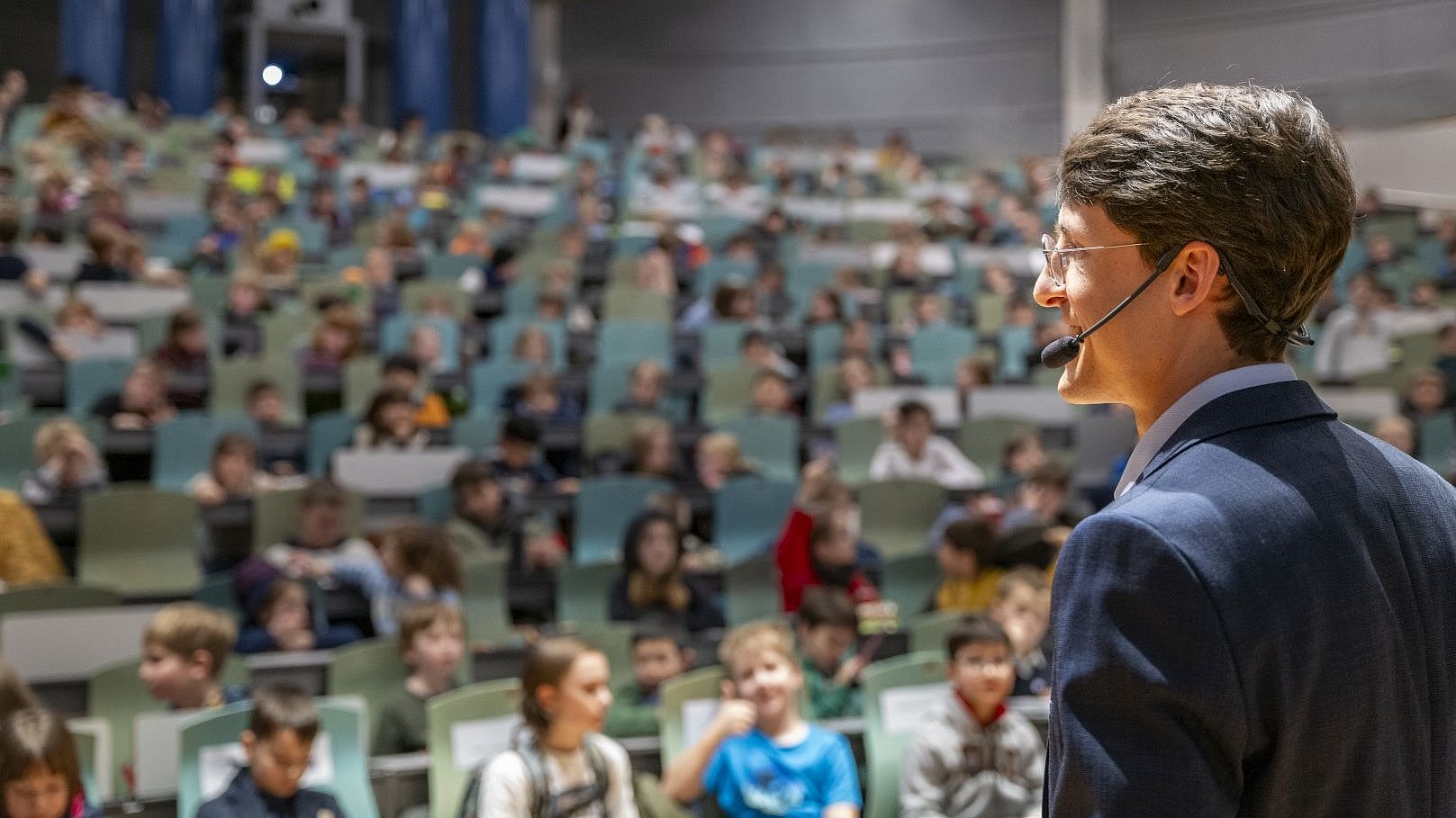 Prof. Reiss steht in einem Hörsaal vor Kindern