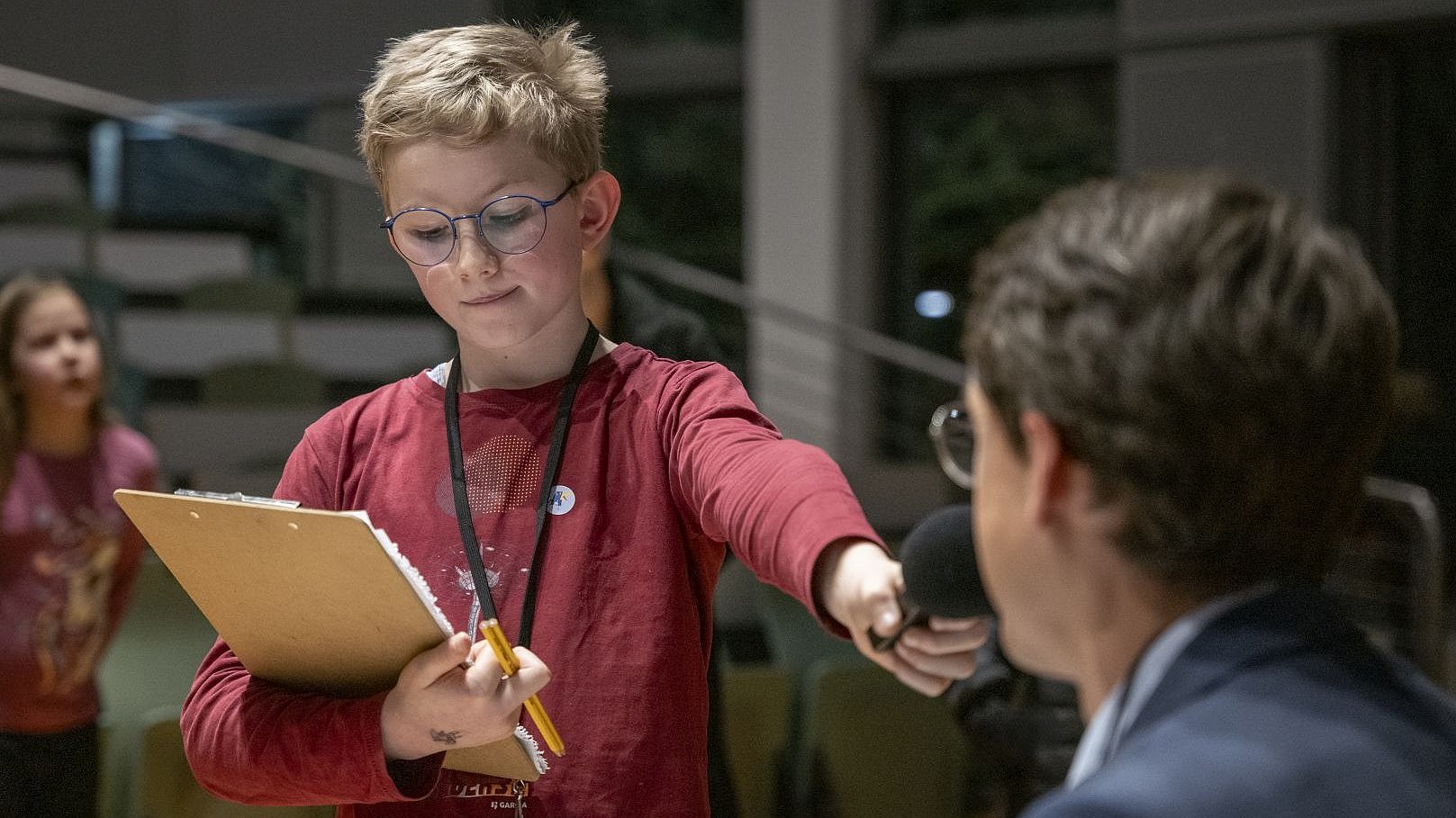 Ein Kinderreporter führt ein Interview mit Prof. Reiss