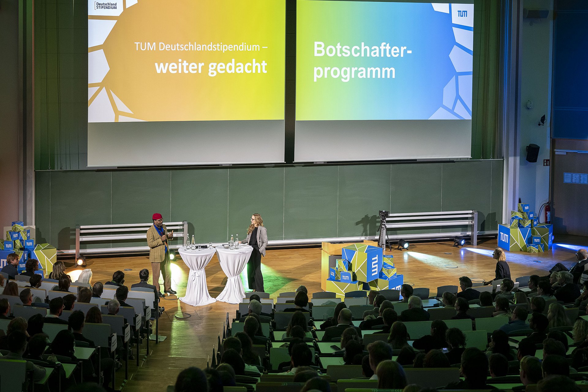 Auditorium während der Festveranstaltung. Präsentation des Botschafterprogramms auf der Leinwand und der Bühne