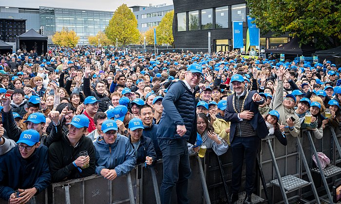 Wissenschaftsminister Markus Blume und TUM-Präsident Thomas F. Hofmann begrüßen die neuen Studierenden.