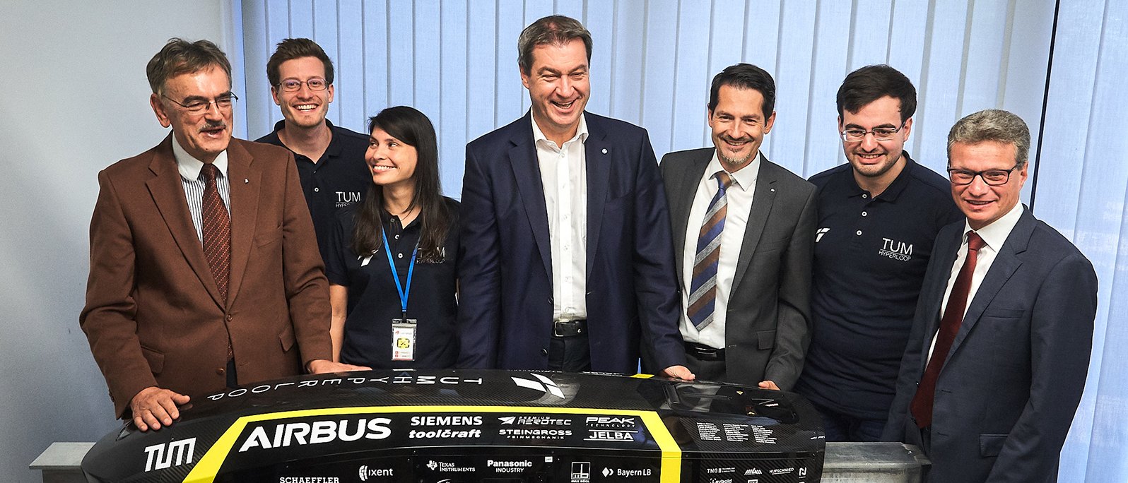 V.li.: TUM-Präsident Prof. Wolfgang A. Herrmann, Domenik Radeck, Sofía Ramírez, Ministerpräsident Dr. Markus Söder,TUM-Vizepräsident Thomas Hofmann, Gabriele Semino, Staatsminister für Wissenschaft und Kunst Bernd Sibler.