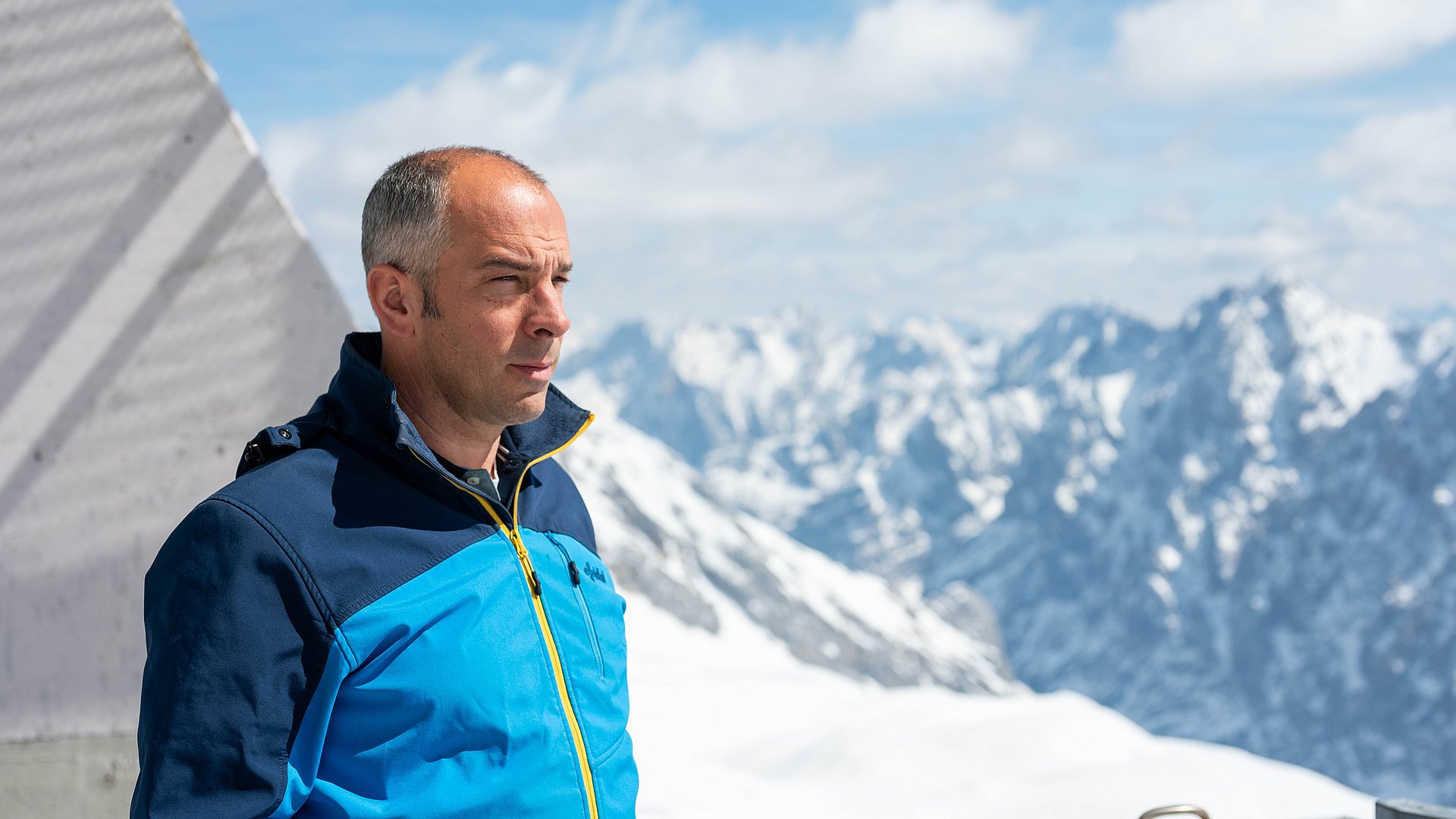 Prof. Michael Krautblatter forscht auf der Terrasse der Umweltforschungsstation Schneefernerhaus auf der Zugspitze.