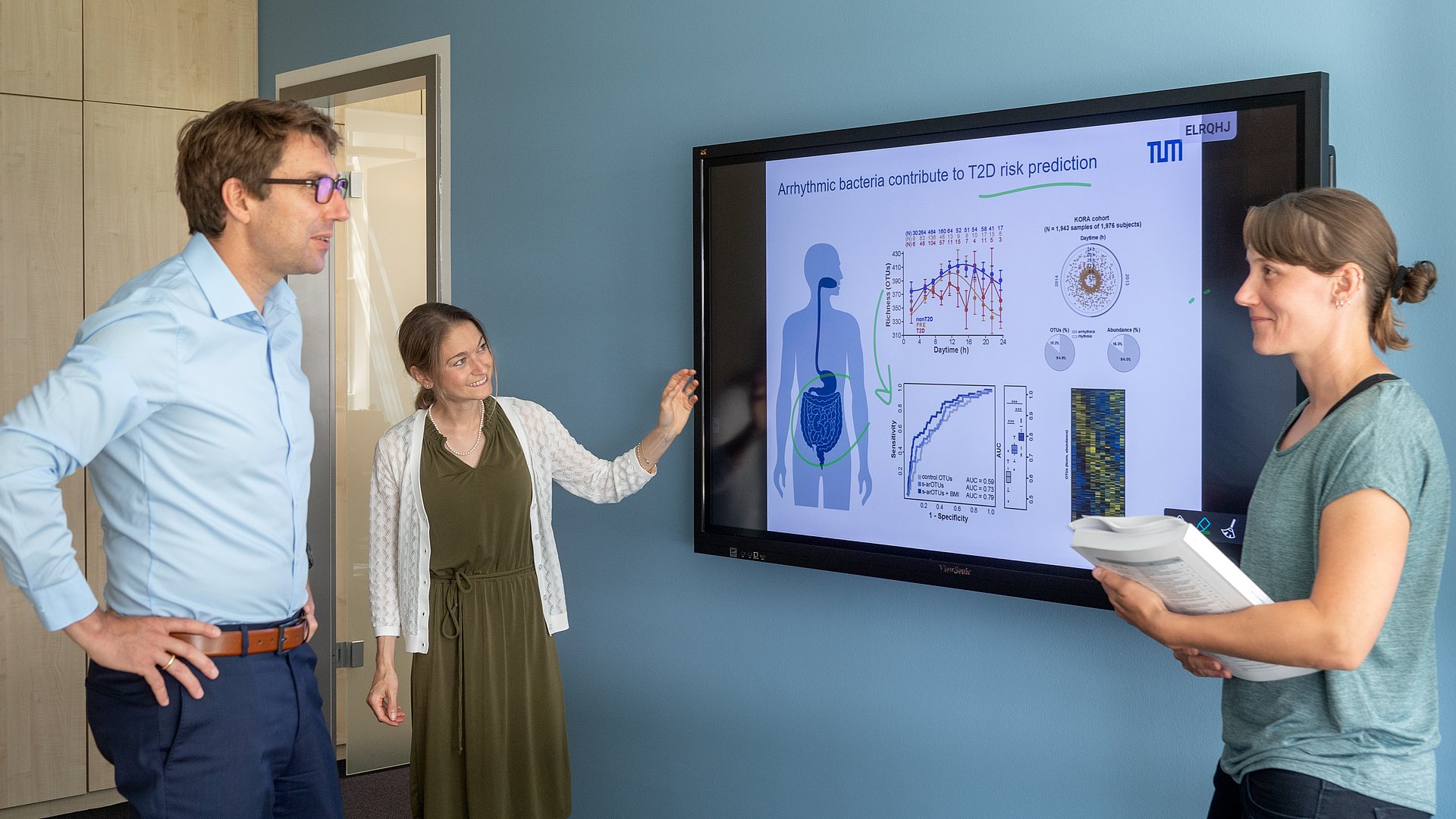 Prof. Dirk Haller diskutiert mit Sandra Reitmeier und Dr. Silke Kiessling.