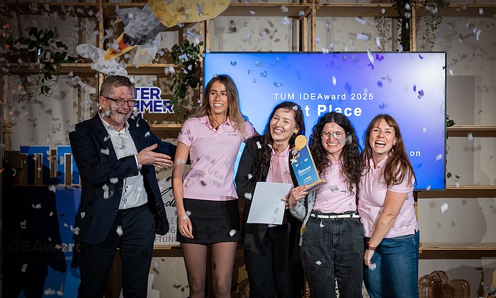 Amelie Skopp, Matea Marosevic, Katerina Zafirova und Mathilda Broders vom Sieger-Team Verdira Biotech mit TUM-Vizepräsident Prof. Helmut Schönenberger. 