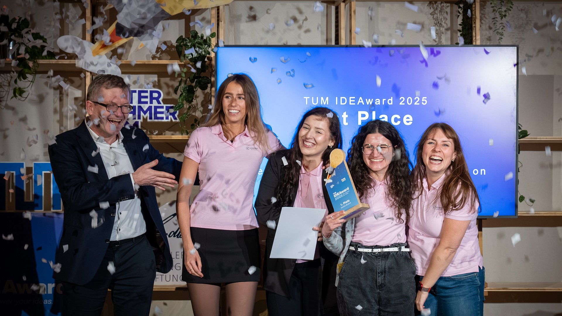 Amelie Skopp, Matea Marosevic, Katerina Zafirova, and Mathilda Broders from the winning team Verdira Biotech with TUM Vice President Prof. Helmut Schönenberger. 