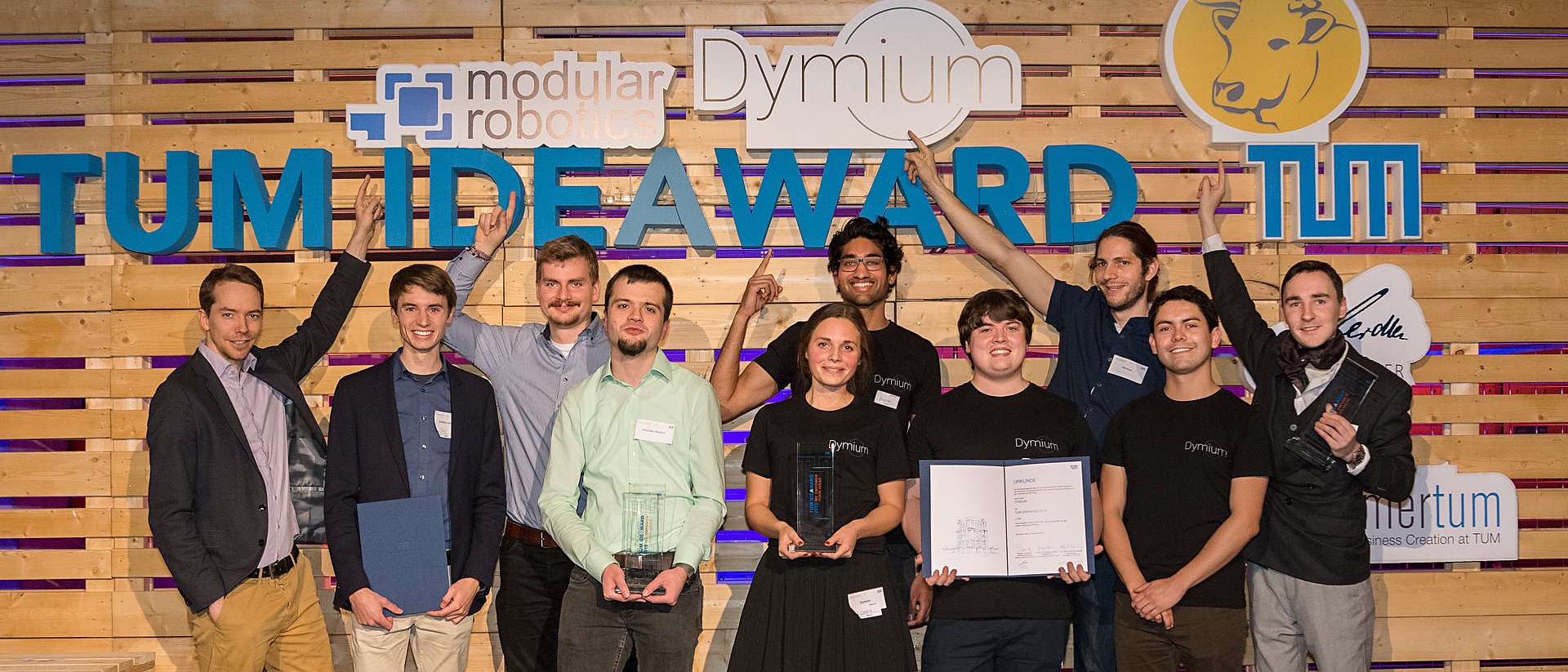 Die Siegerteams des TUM IdeAward auf der Bühne