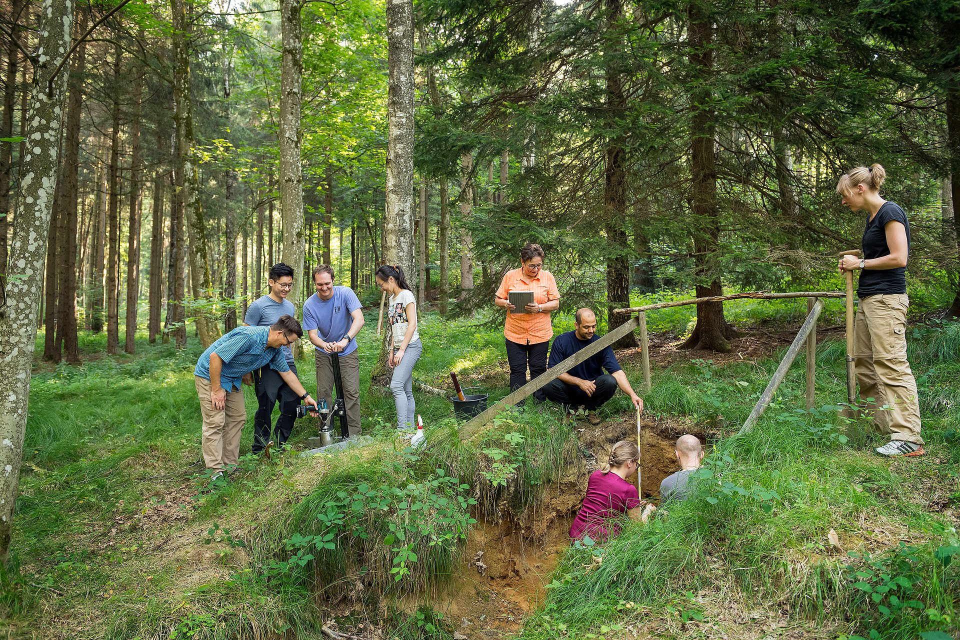 Prof. Koegel-Knabner with students and doctoral candidates taking soil samples in the Freising forest area. 