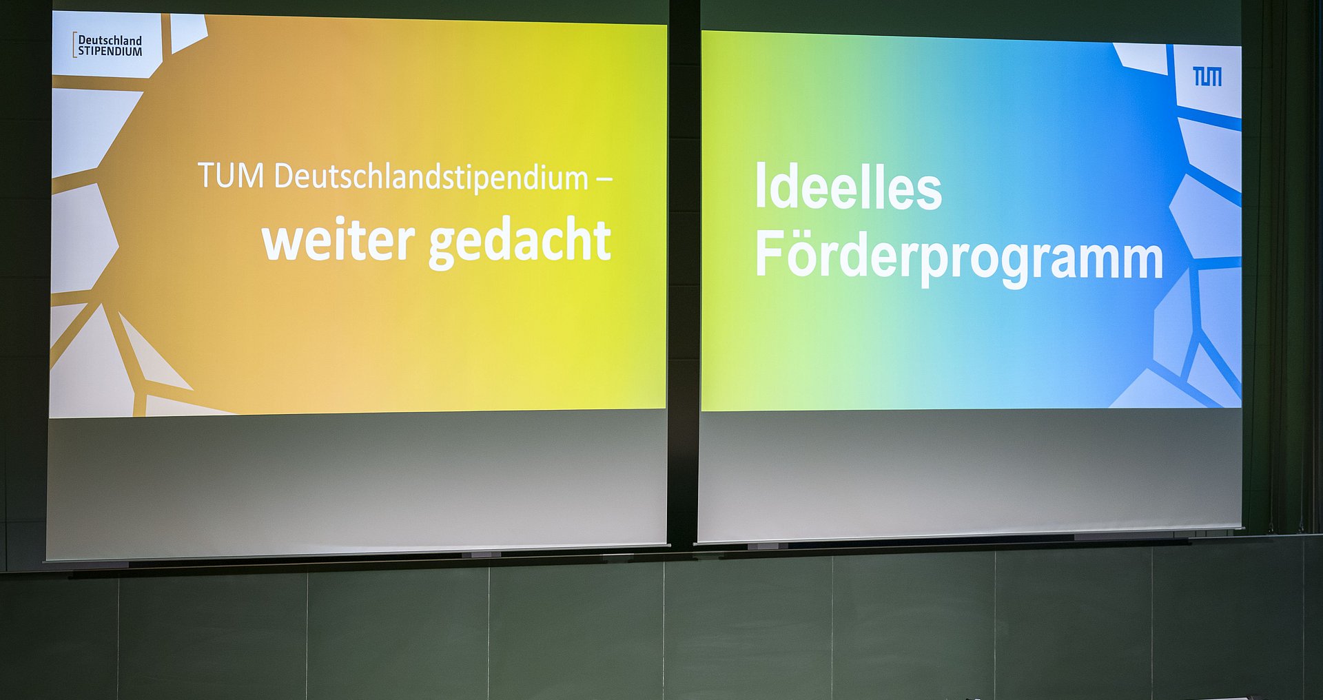 digitale Leinwand bei der Festveranstaltung zum Deutschlandstipendium. Präsentation den ideellen Förderprogramms