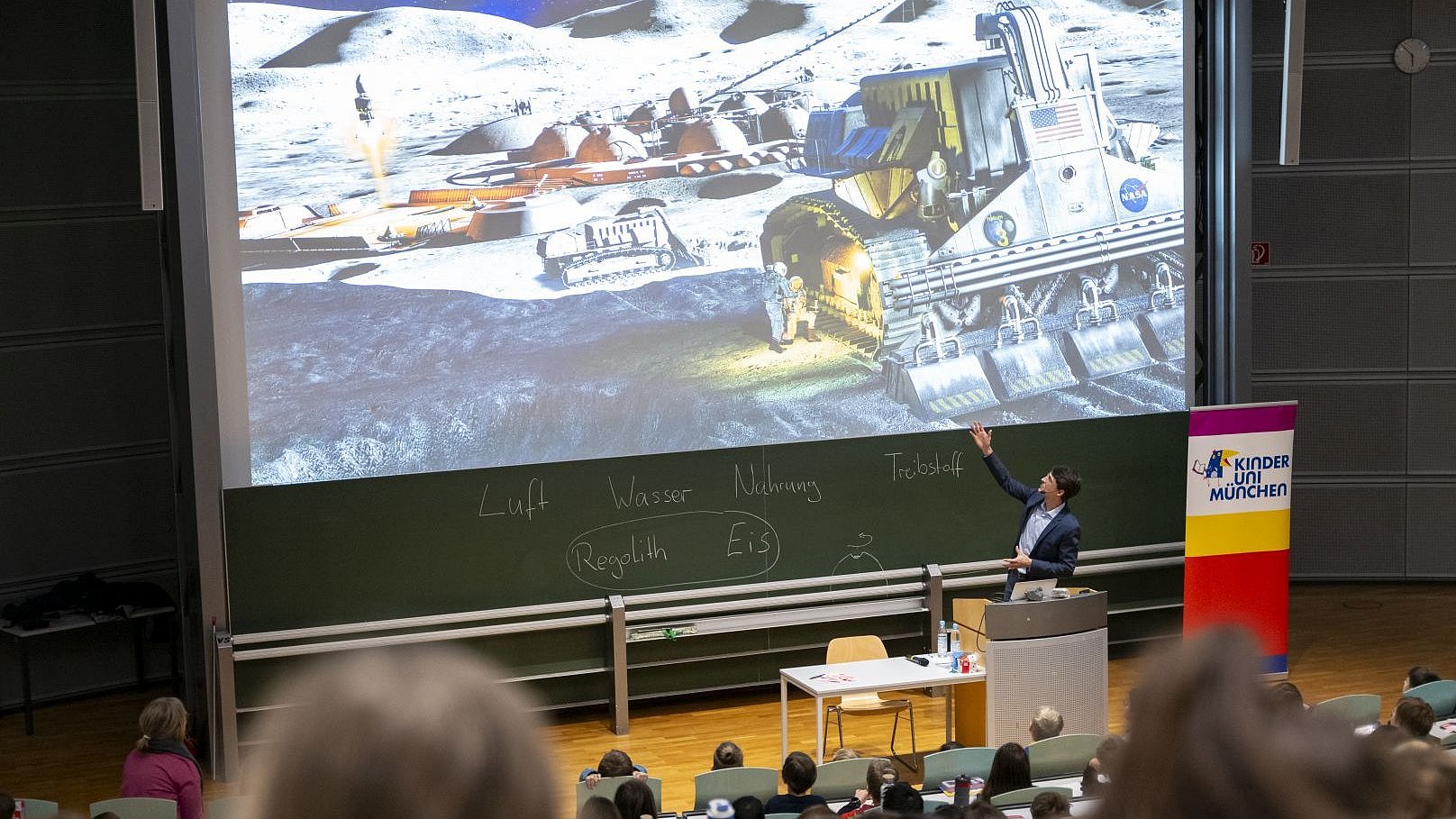 Prof. Reis hält eine Vorlesung vor Kindern zu Schätzen auf dem Mond