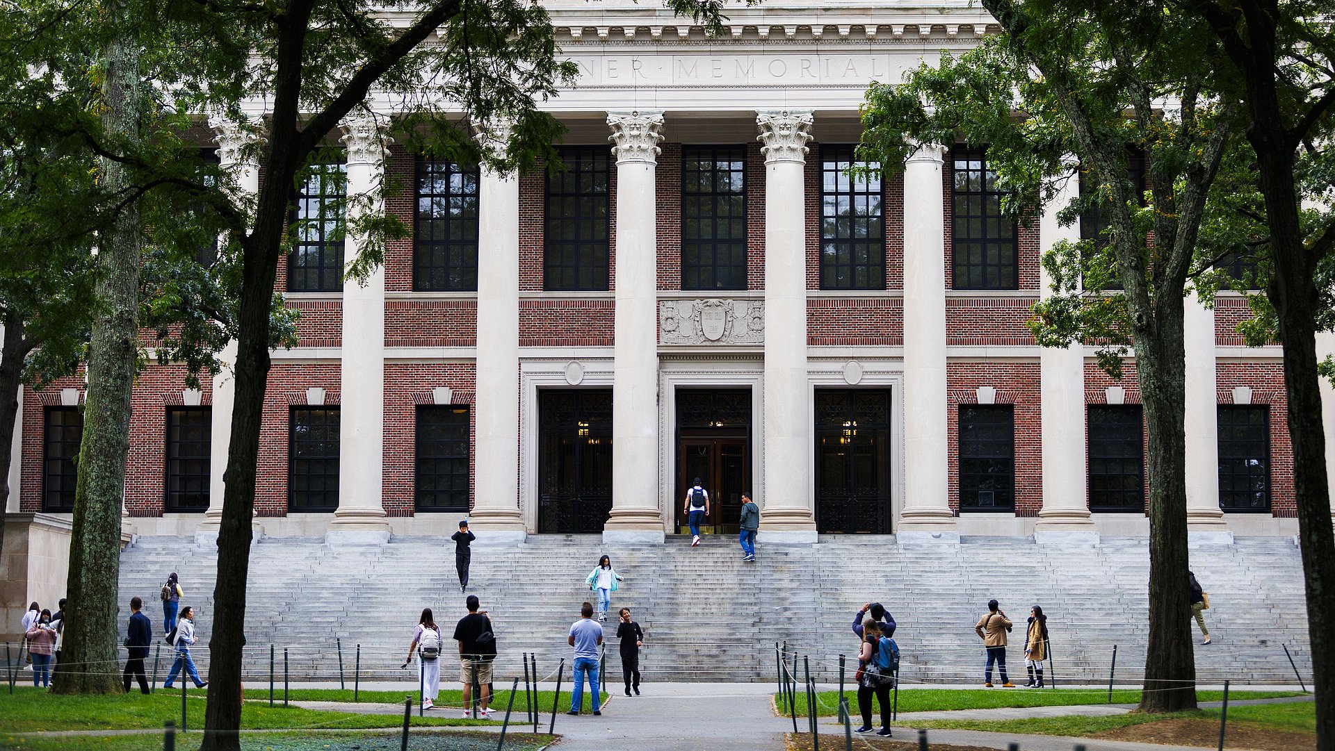 Harvard-Eingang mit Studierenden