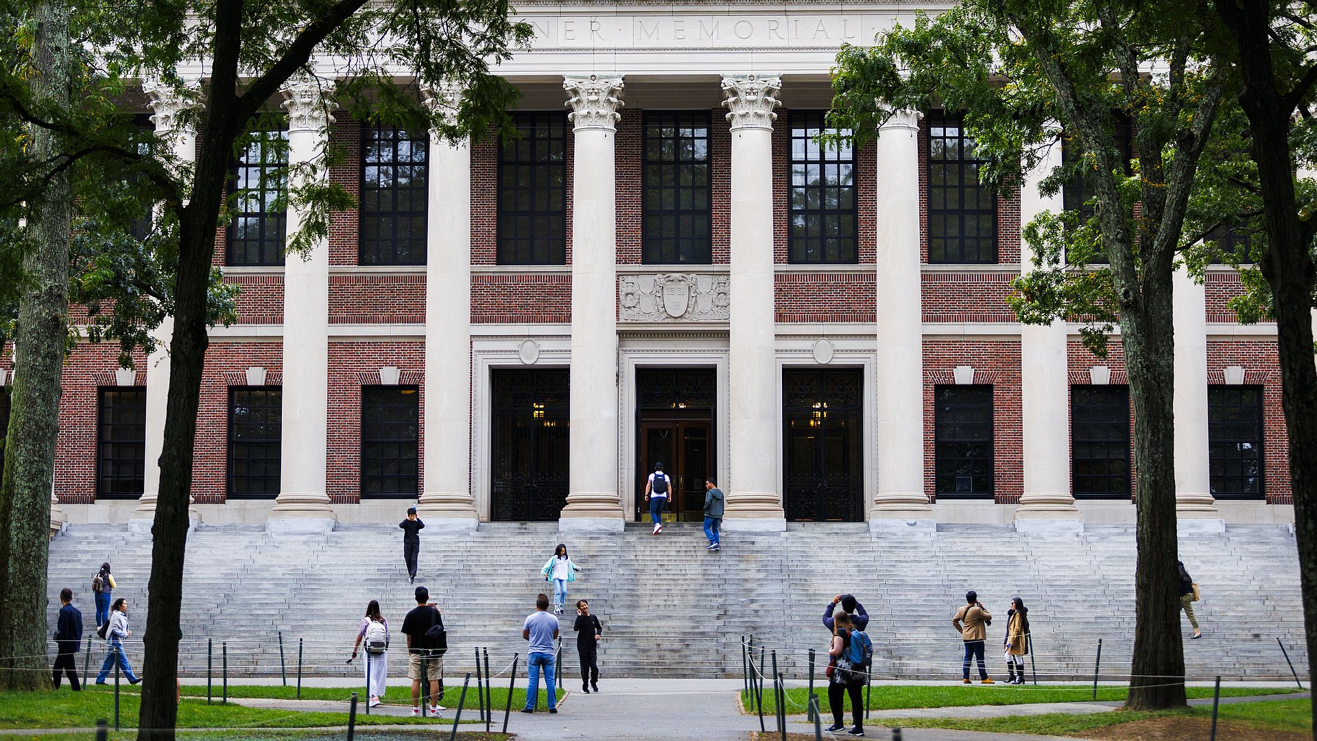 Harvard-Eingang mit Studierenden