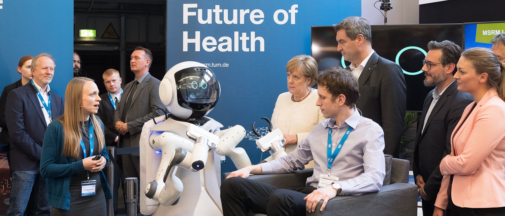 Bundeskanzlerin Dr. Angela Merkel und Bayerns Ministerpräsident Dr. Markus Söder beim Besuch der Muncih School of Robotics and Machine Intelligence