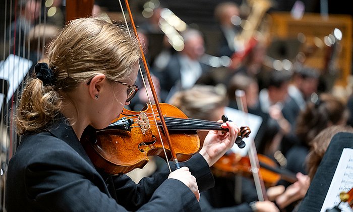 Frau mit Violine während der TUM Adventskonzerte