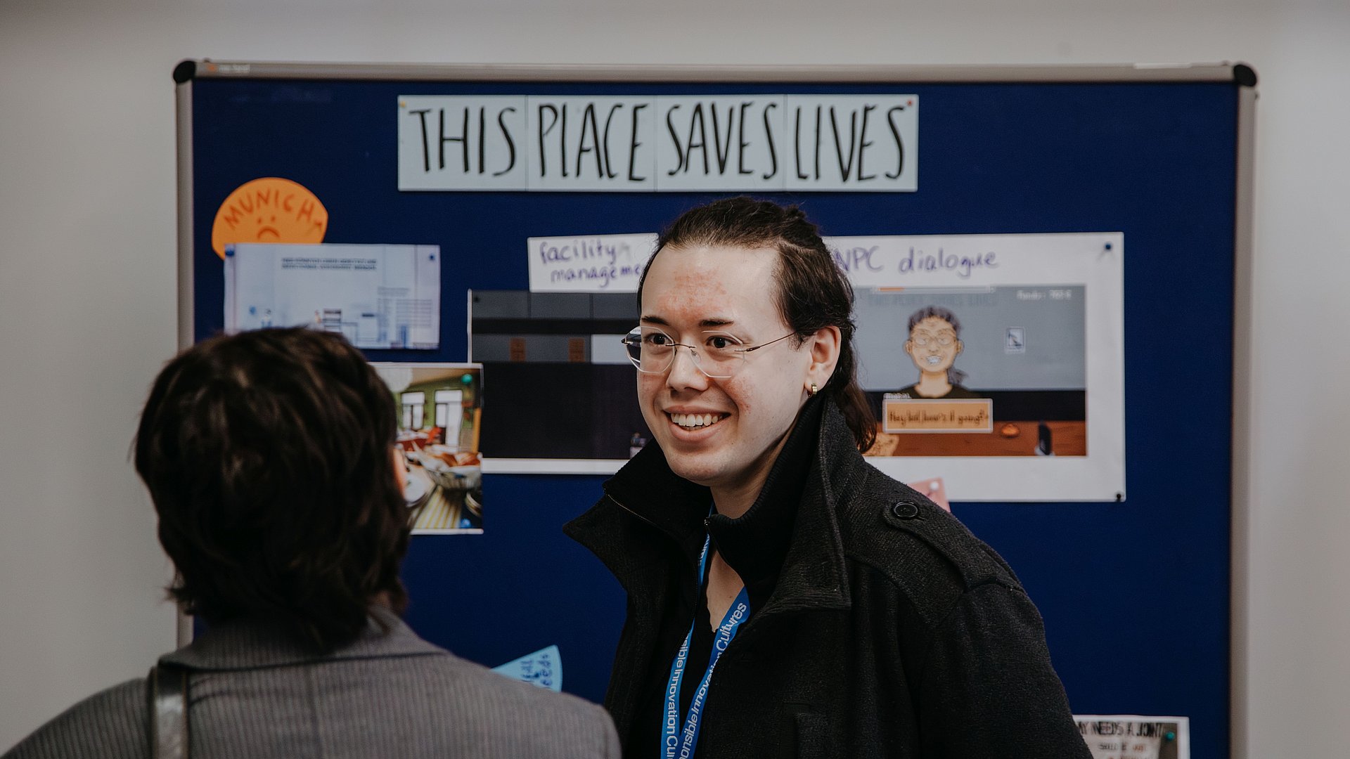 Anie bei der Präsentation des Projekts