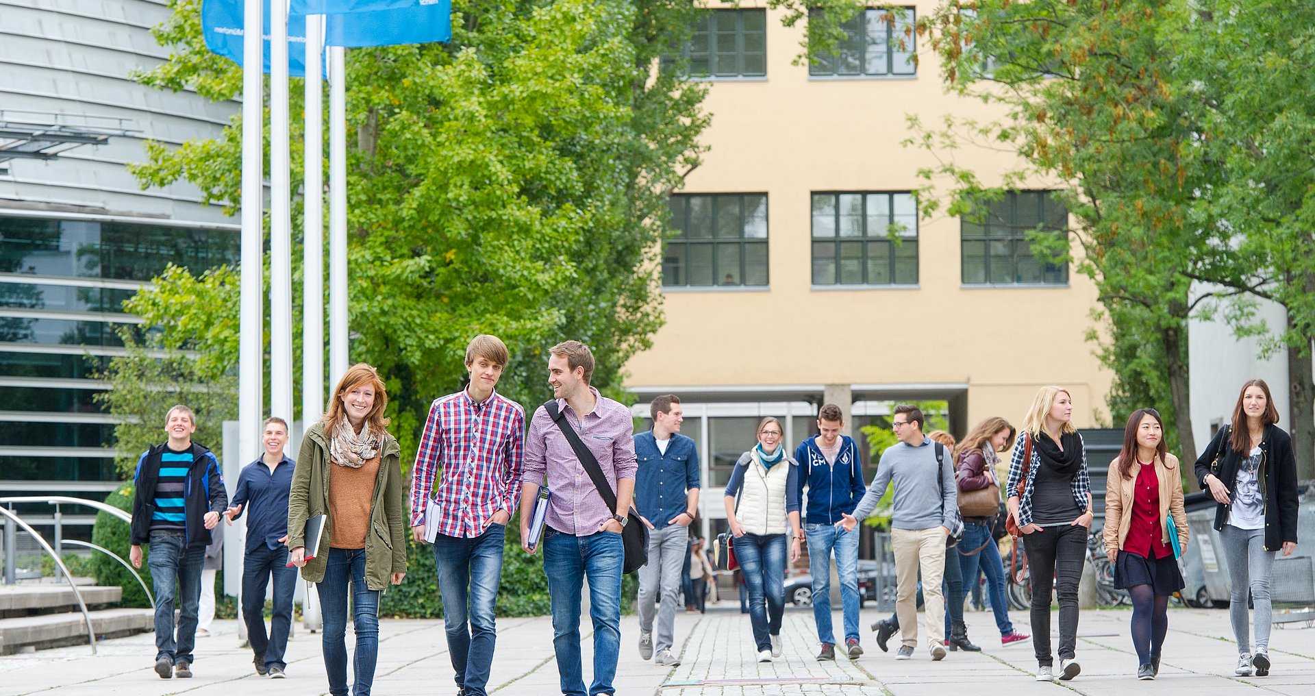 viele Studierende laufen durch den Innenhof des Stammgeländes