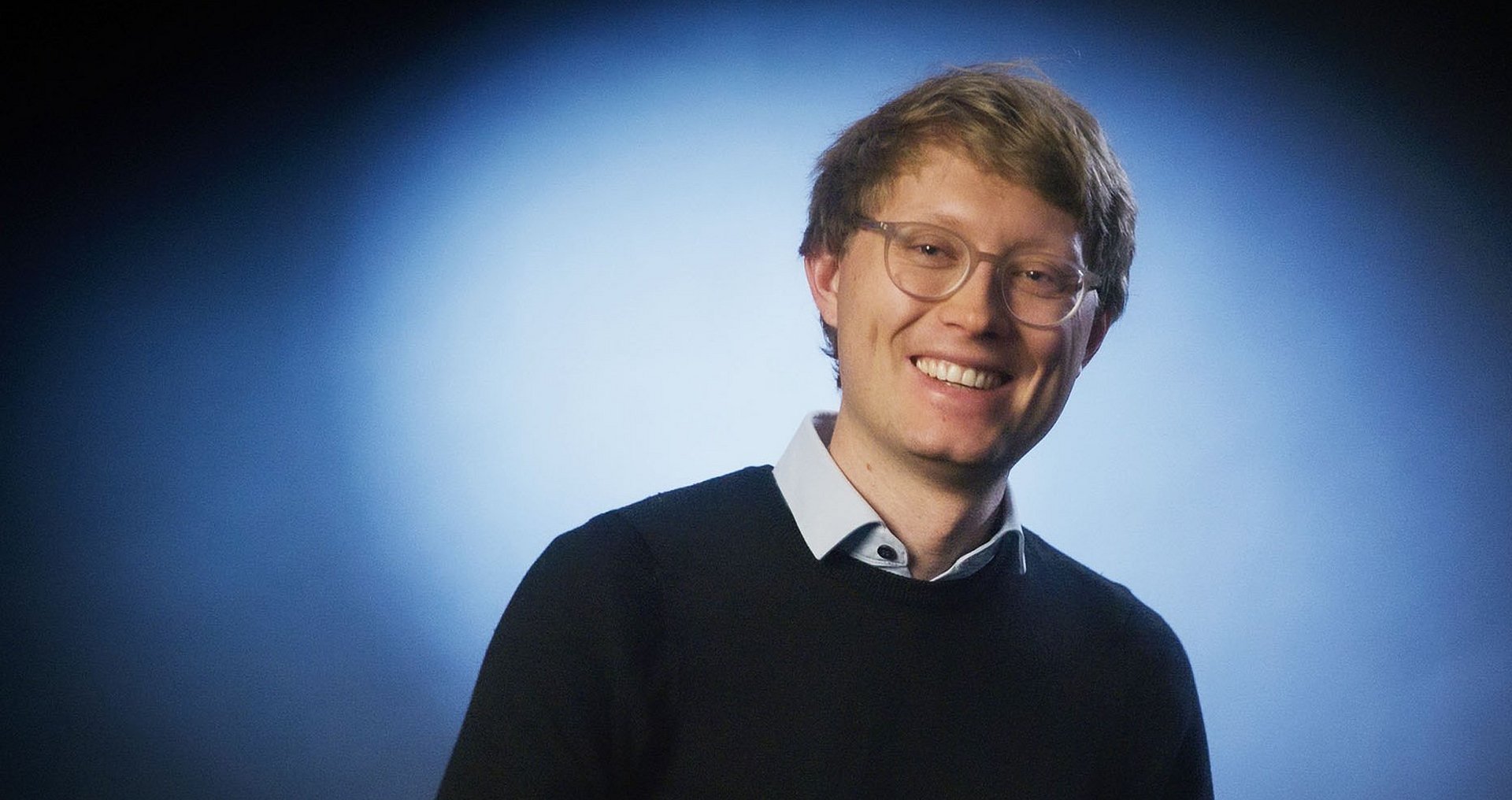 Portrait eines jungen Mannes mit kurzen Haaren und einer Brille. Er ist Botschafter des TUM Deutschlandstipendiums