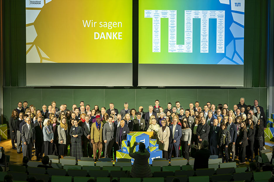 Group photo with all sponsors of the Deutschlandstipendium