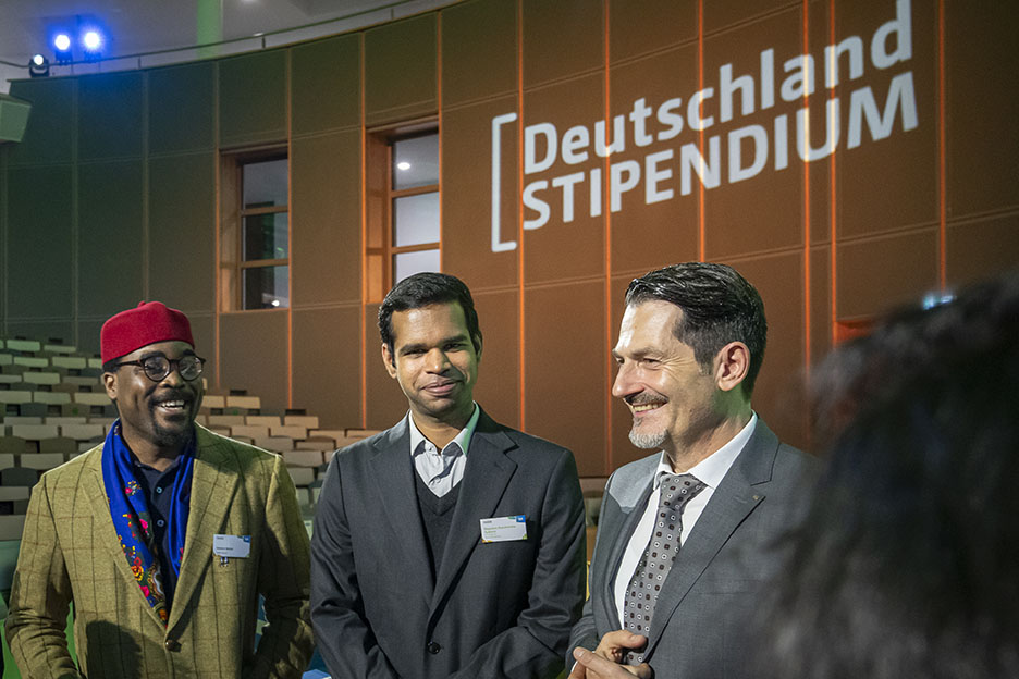 President Hofmann in a discussion with scholarship holders