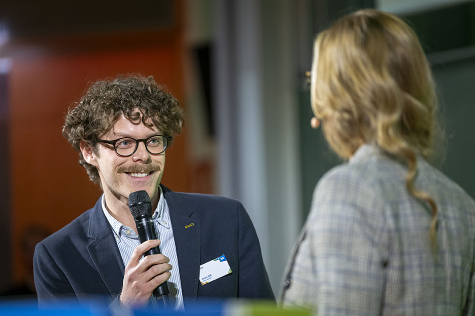 Jonas Süß, spokesperson for the student representative initiative Talente Spenden, in conversation with Caro Matzko