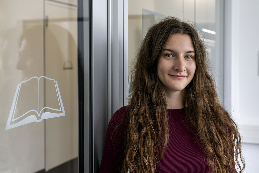 TUM Germany Scholarship recipient Nicole Fritsch – Portrait of a young woman with long curls