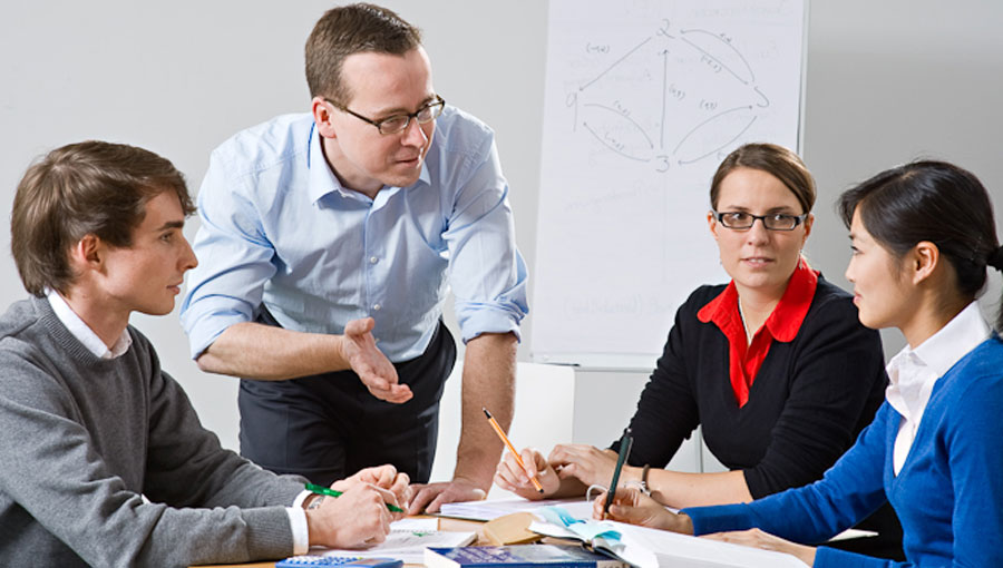Der Dekan der Wirtschaftsfakultät, Prof. Gunther Friedl, mit BWL-Studierenden. (Bild: A. Eckert / TUM)
