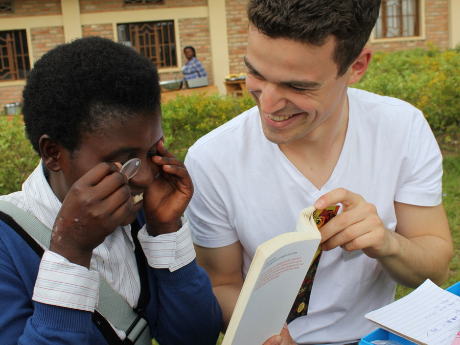 TUM-Student Jakob Schillinger bestimmt die Sehstärke für eine "Ein-Dollar-Brille". (Bild: Enactus München)