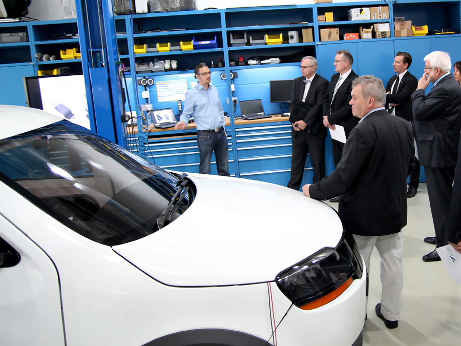 Landtagsabgeordnete besichtigen das Eelektrotaxi "EVA".