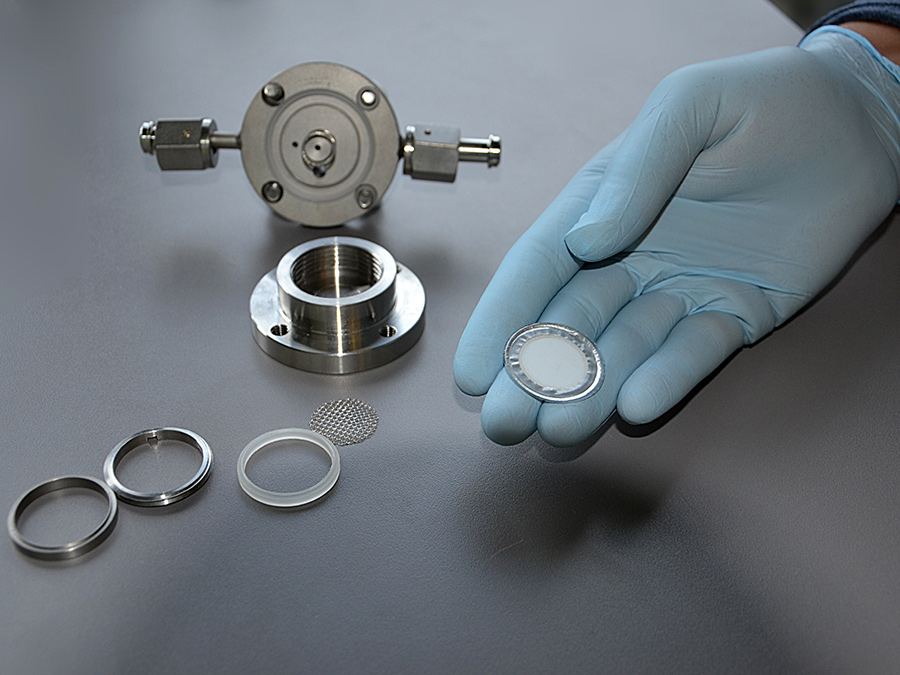 Eine Glaskeramik-Membran, die mit Aluminium und Kunststoff beschichtet ist, lässt nur Lithium-Ionen durch. Für alle anderen Bestandteile der Elektrolytflüssigkeit ist sie undurchlässig – Foto: Monika Weiner / TUM
