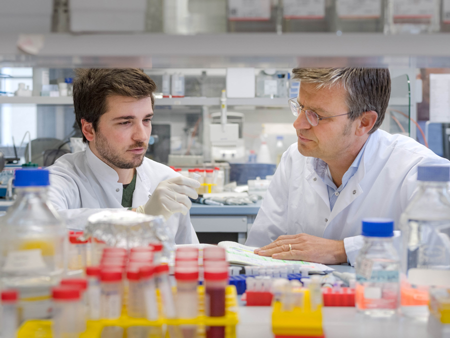 Prof. Stefan Engelhardt (r.) mit Petros Avramopoulos.