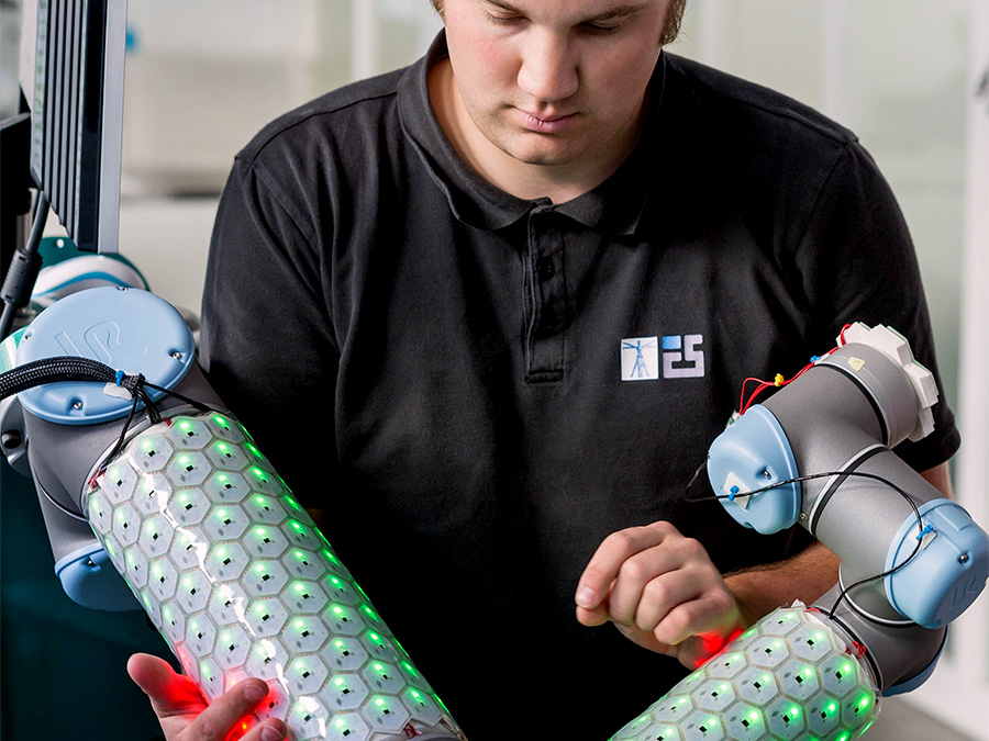 Philipp Mittendorfer und die Roboter-Haut "Cellul.A.R.Skin" (Bild: Astrid Eckert / TUM)