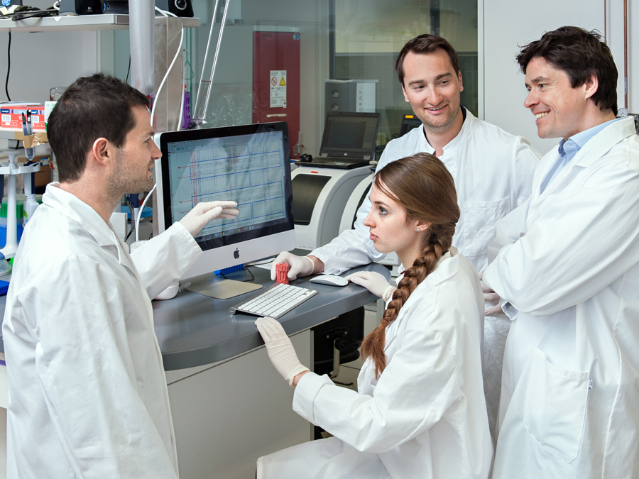 (l-r) Thomas Gerling, Andrea Neuner, Klaus Wagenbauer, und Prof. Hendrik Dietz. (Bild: U. Benz / TUM)