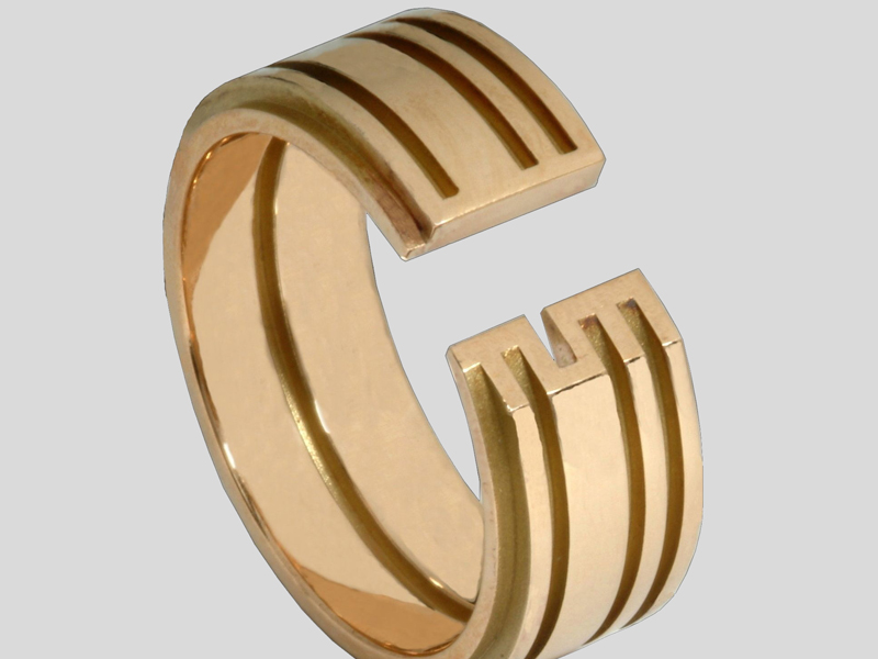 Der Goldene Ehrenring zeigt über die Profilriefung das Logo der Technischen Universität München (TUM).