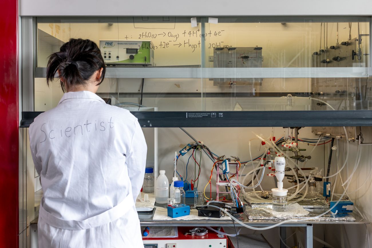 Yixiao Zhang during the experiment setup. She investigates reaction mechanisms of the electrode material.