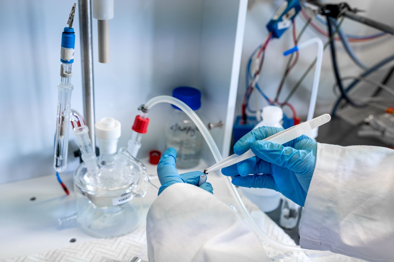 Yixiao Zhang places the crystal inside the rotation disk electrode adapter. Then, she attaches it to the rotation shaft.